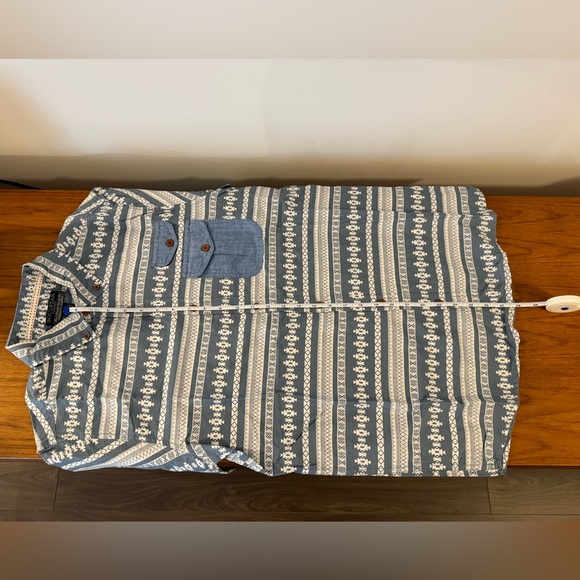 Short sleeve button-up. - Picture 5 of 5